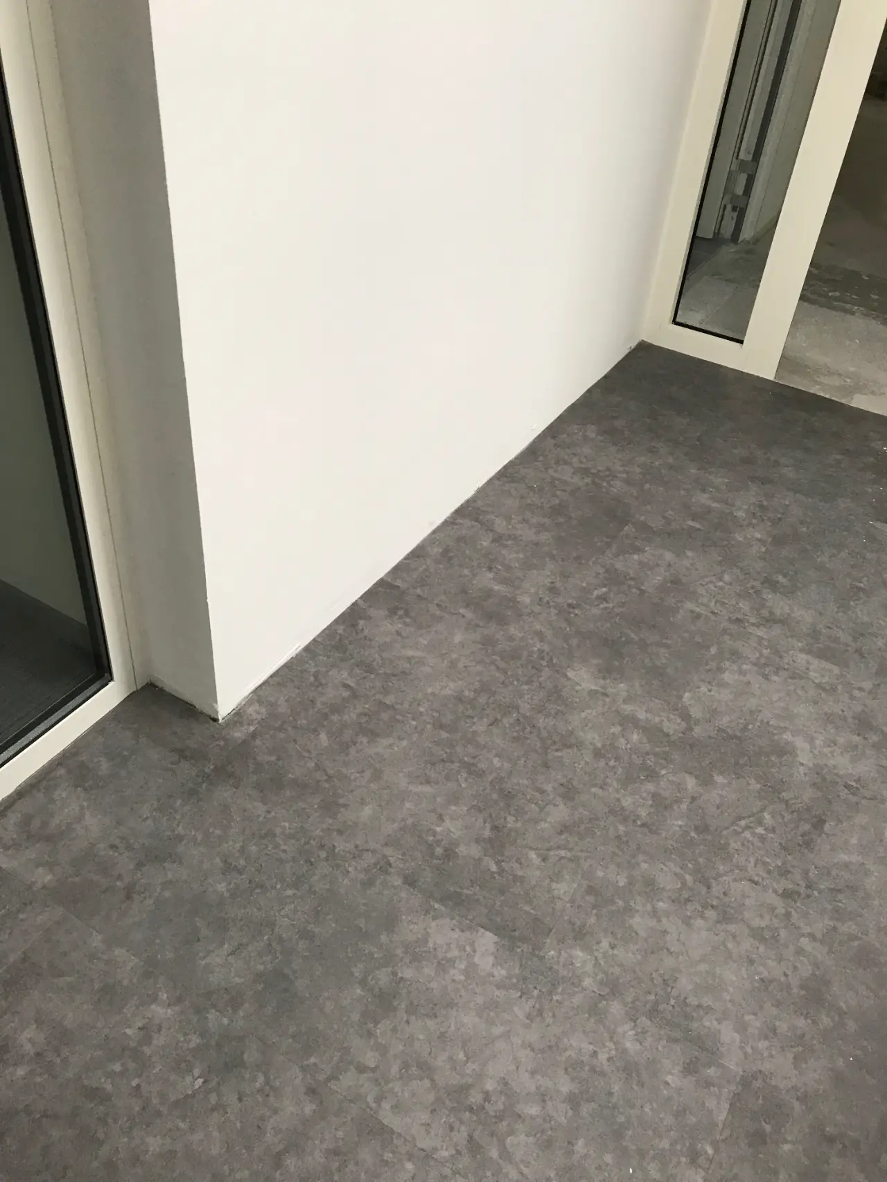 Neuer Bodenbelag fachgerecht verlegt – Bodenleger Malerbetrieb Rekowski Magdeburg