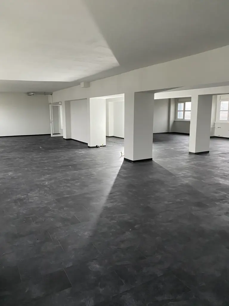 Großflächiges Bürogebäude mit frisch verlegtem Vinylboden – Bodenverlegung Malerbetrieb Rekowski Magdeburg
