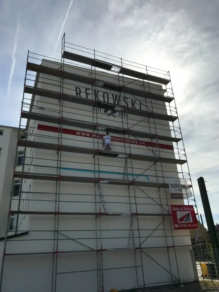 Bungalow mit weiß verputzter Außenfassade und grauem Ziegeldach – Außenputzarbeiten Malerbetrieb Rekowski