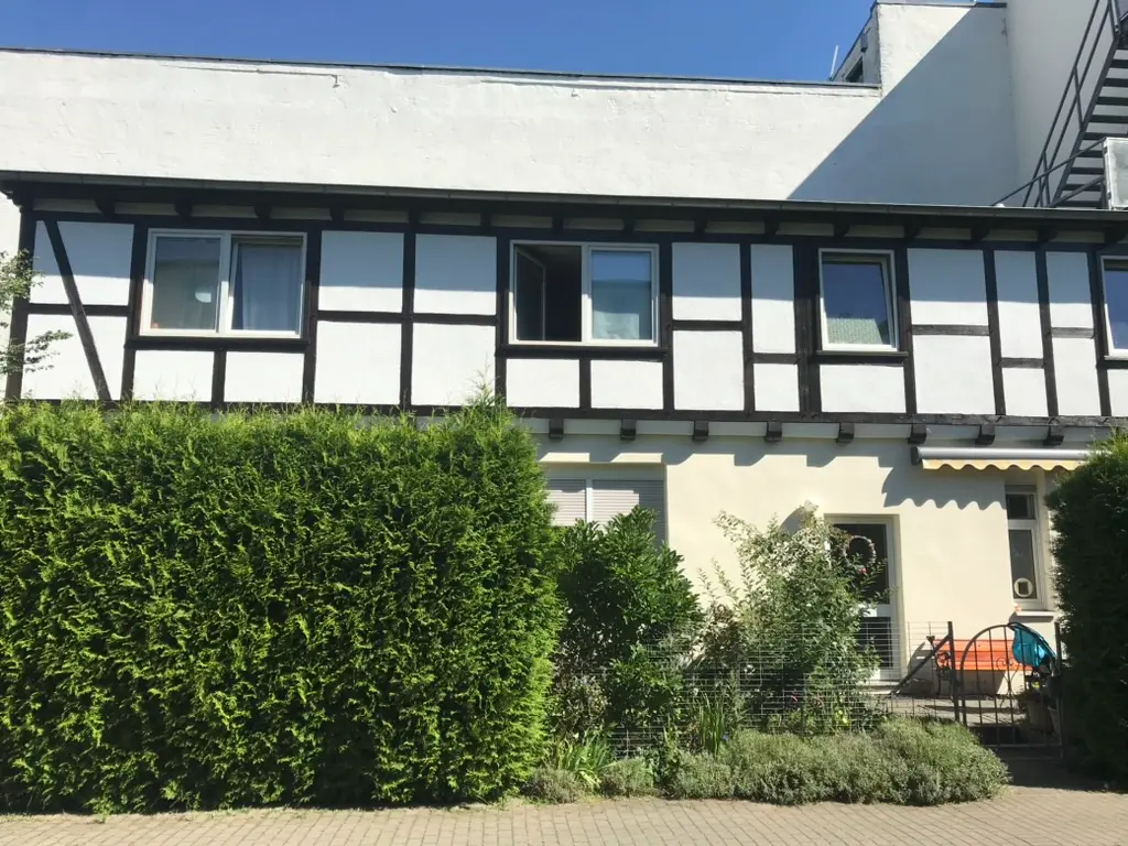 Fachwerkhaus mit weiß verputzter Fassade und freigelegten Holzbalken – Außenputzarbeiten in Magdeburg