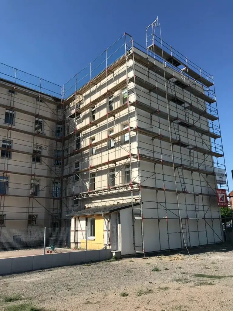 Mehrgeschossiges Gebäude mit vollständigem Außengerüst bei Fassadenarbeiten in Magdeburg
