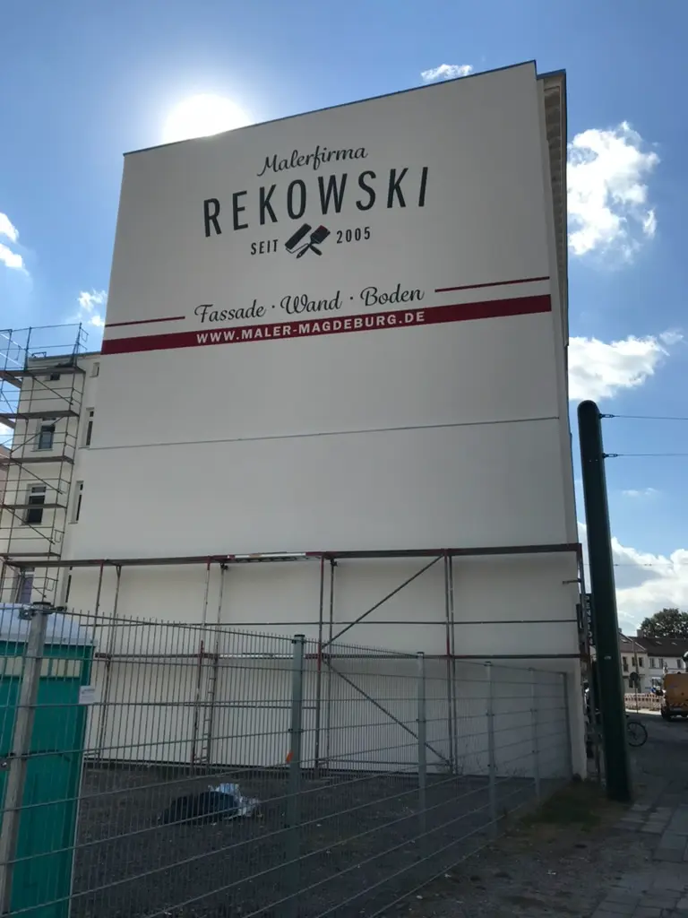 Hausgiebel mit gelblich verputzter Fassade auf Gerüst – Fassadenarbeiten Malerbetrieb Rekowski Magdeburg