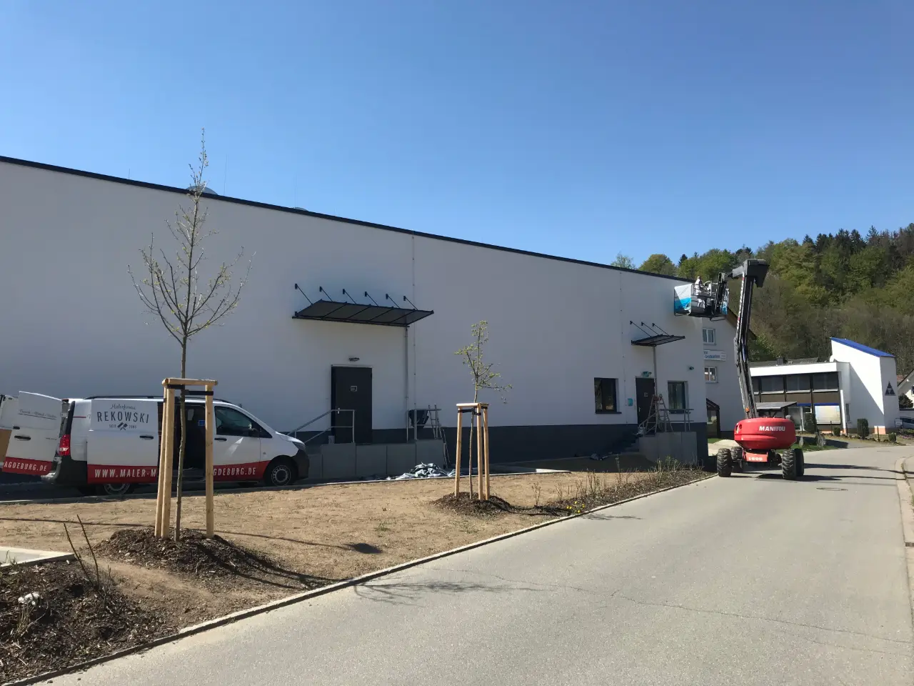 Innenbereich mit frisch gestrichenen Wänden und gewerblicher Ausstattung – Malerarbeiten Malerbetrieb Rekowski Magdeburg