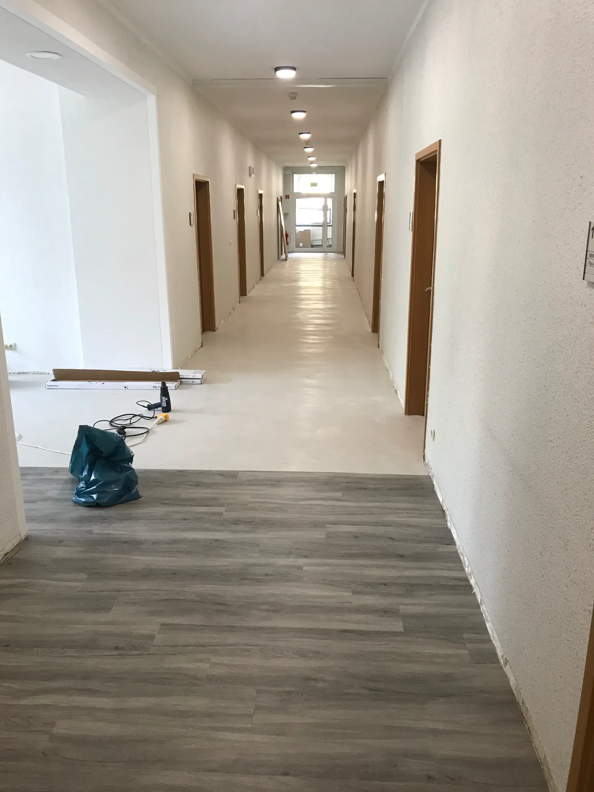 Laminat oder Vinyl fachgerecht verlegt – Innenausbau Magdeburg