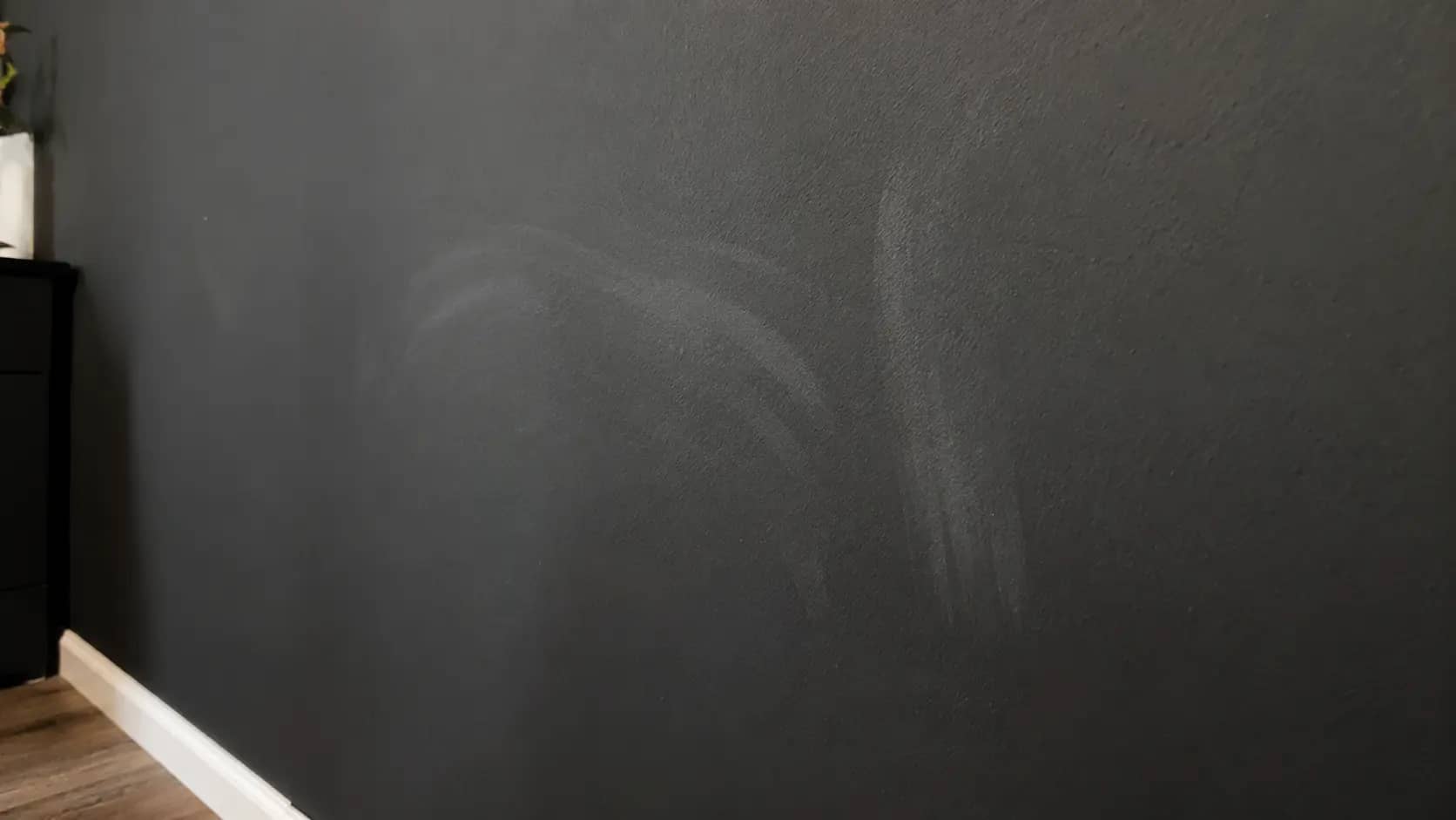 Dunkle matte Innenwand mit hellen Reibestreifen durch den Schreibeffekt, Malerbetrieb Rekowski Magdeburg