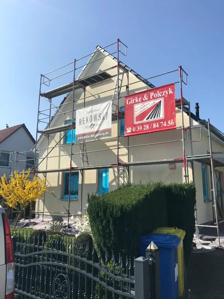 Mehrfamilienhaus mit Gerüst bei laufender Fassadenrenovierung – Malerbetrieb Rekowski Magdeburg