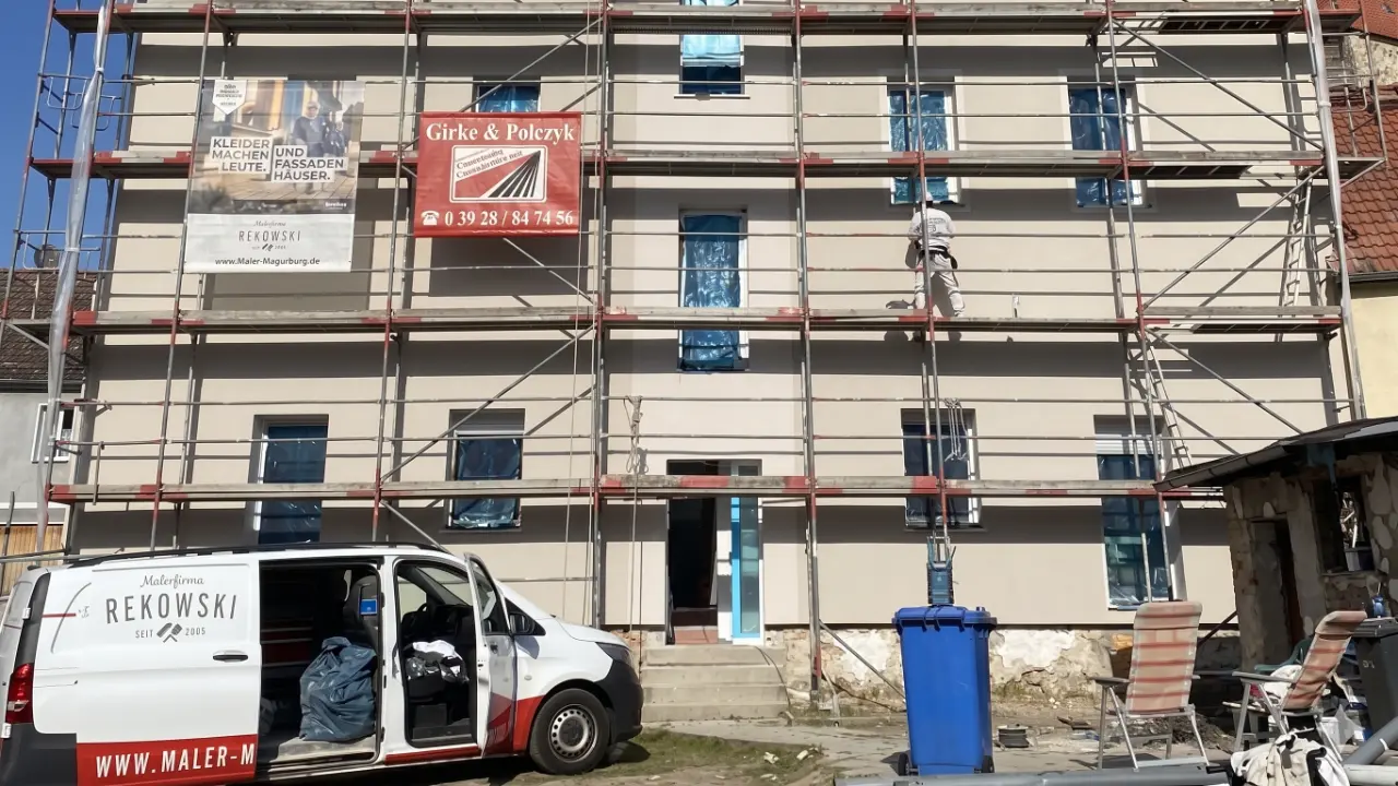 Großer Hausgiebel mit aufgemalter Firmenaufschrift Malerbetrieb Rekowski seit 1985 – Außengestaltung Magdeburg