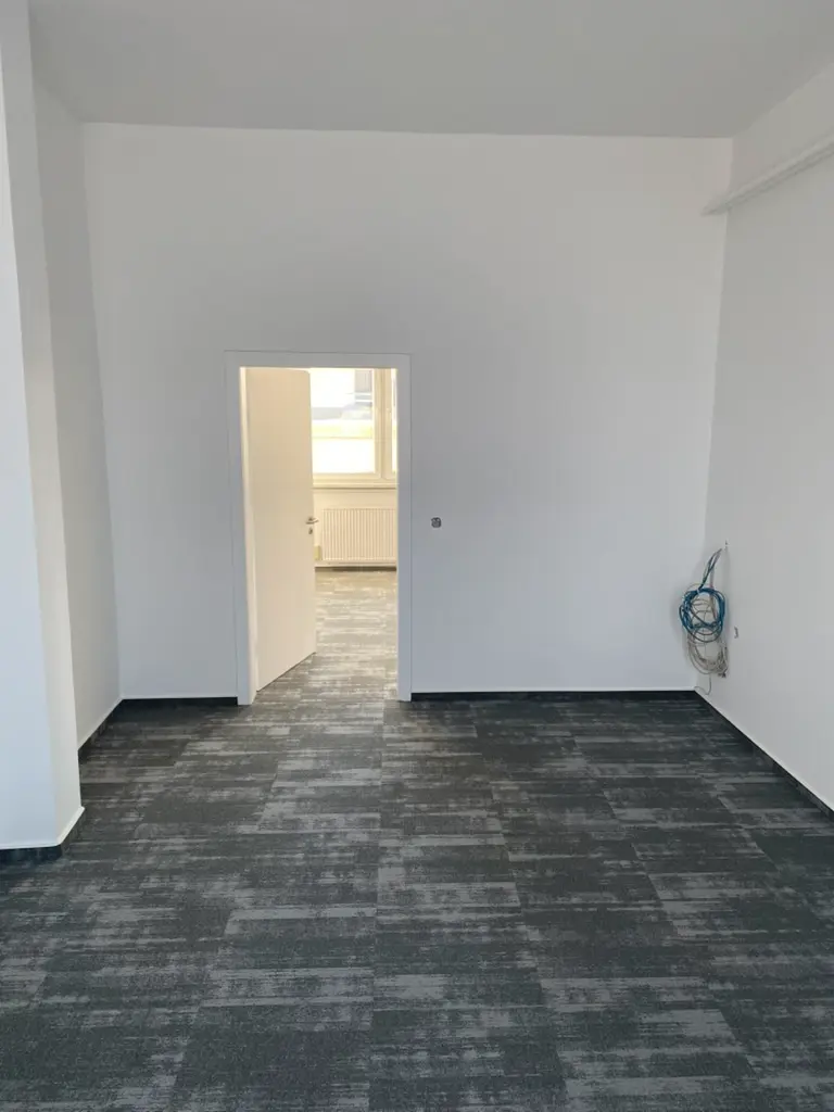 Bürogebäude komplett weiß gestrichen inklusive Teppichverlegung – Malerarbeiten Rekowski Magdeburg