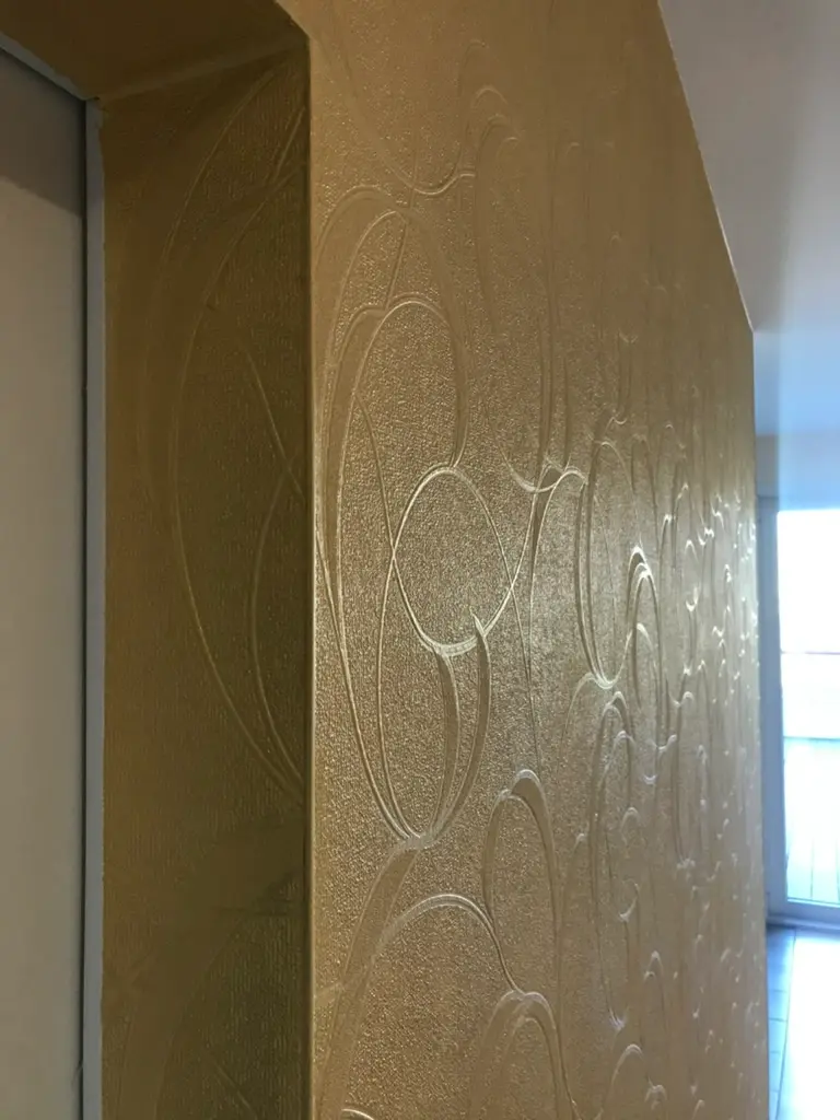 Goldene Tapete mit feinem Strukturmuster und Ornamenten – Tapezierarbeiten Malerbetrieb Rekowski Magdeburg