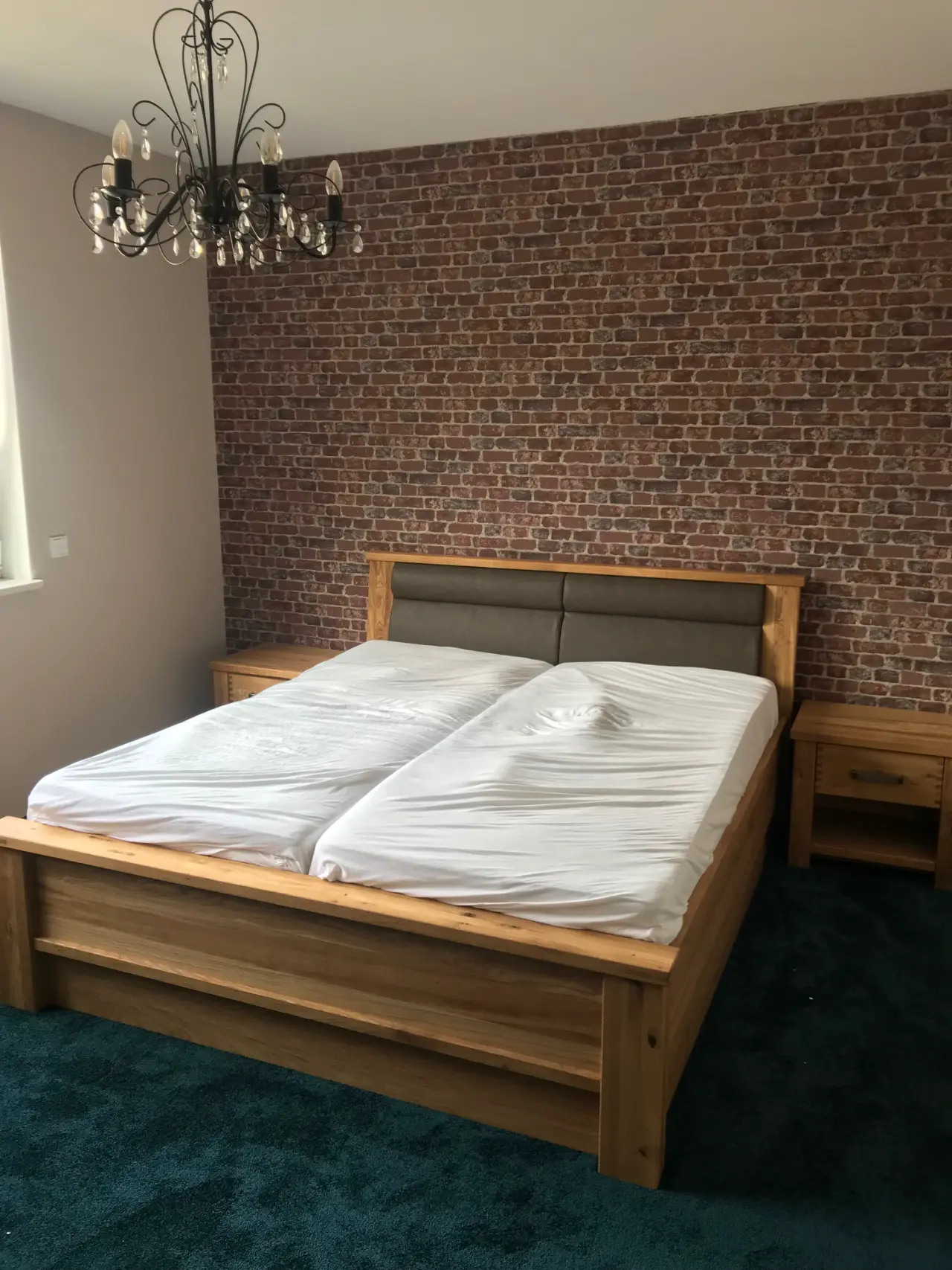 Hotelzimmer mit Steinoptik-Tapete und neuem Vlies-Teppichboden – Malerarbeiten und Bodenbelag Rekowski Magdeburg