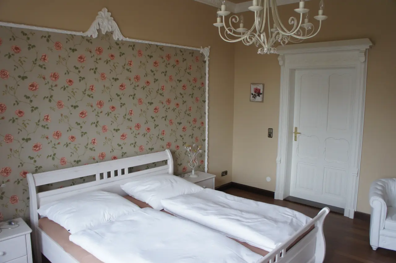 Hotelzimmer in Weiß und Beige mit Tapete, Spachteltechnik und dekorativen Verzierungen – Malerbetrieb Rekowski Magdeburg