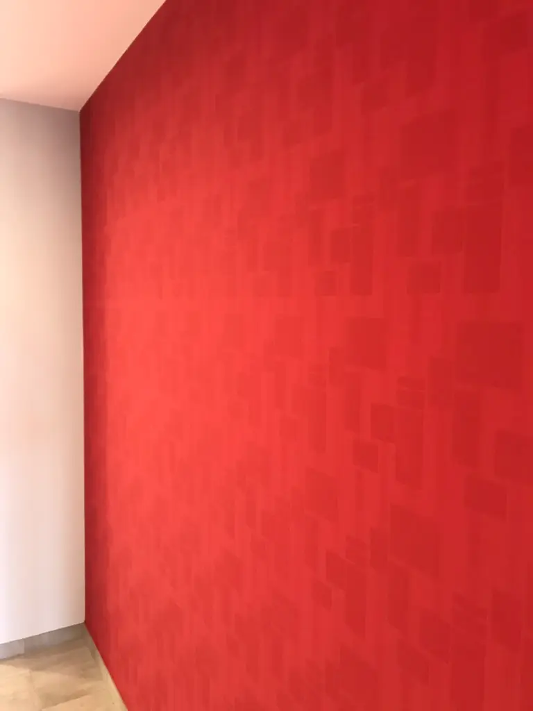Rote Wand in Samtoptik als Akzentwand im Innenraum – Wandgestaltung Malerbetrieb Rekowski Magdeburg