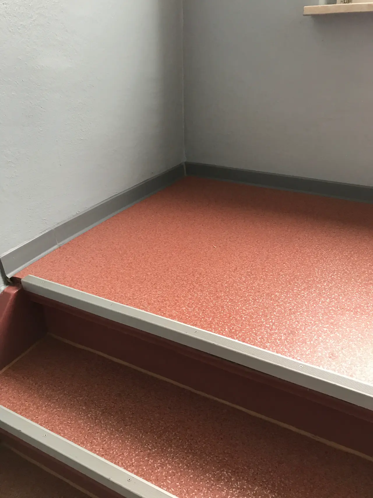 Treppenhaus komplett renoviert – Wände gestrichen und Treppenstufen neu gestaltet – Malerbetrieb Rekowski Magdeburg