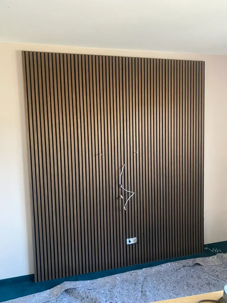 Aufgebaute Wohnwand in Holzoptik mit integrierter LED-Beleuchtung – Innengestaltung Magdeburg