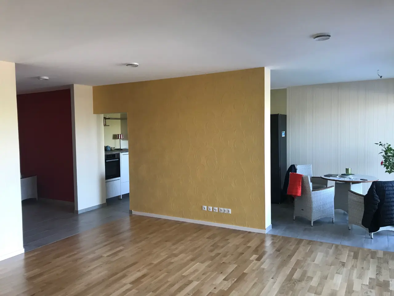 Wohnzimmer nach Komplettrenovierung – Decke gestrichen, Wände tapeziert und Teilwände farbig gestaltet – Malerbetrieb Rekowski Magdeburg